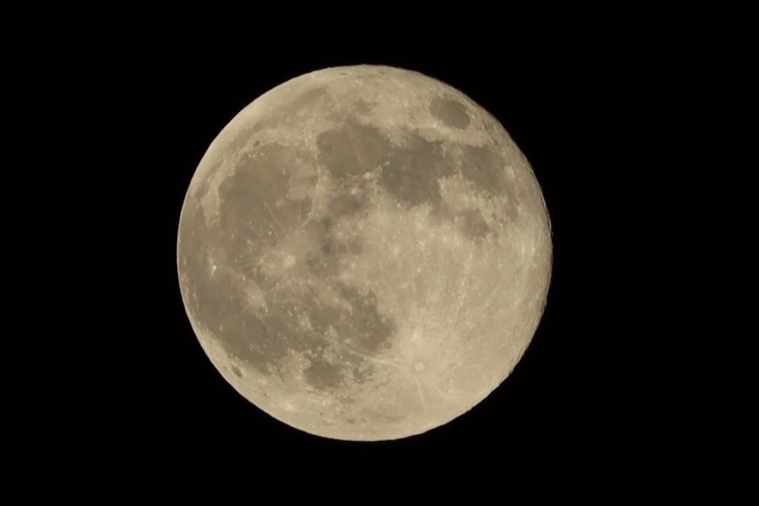 一眼レフカメラ 望遠レンズで月を簡単にキレイに撮る方法